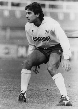 Dopo parentesi alla Sambenedettese e al Milan, va alla Fiorentina nel 1988